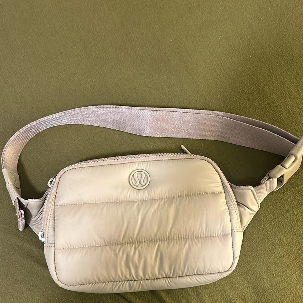 Lululemon Everywhere belt bag puffer